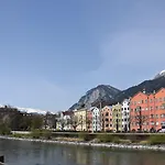 Riedz Innsbruck- Zentrales Apartmenthaus Mit Gruener Oase Appartamento