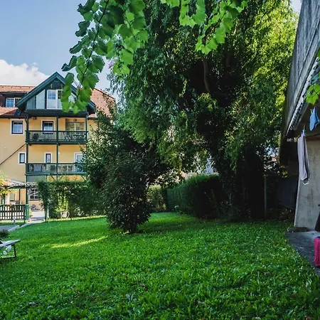 Апартаменти Riedz Innsbruck- Zentrales Apartmenthaus Mit Gruener Oase