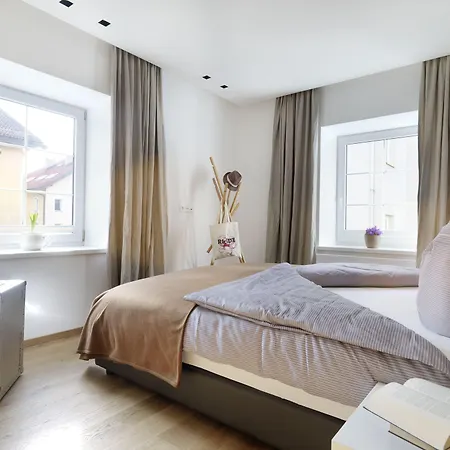 Riedz Innsbruck- Zentrales Apartmenthaus Mit Gruener Oase * Інсбрук