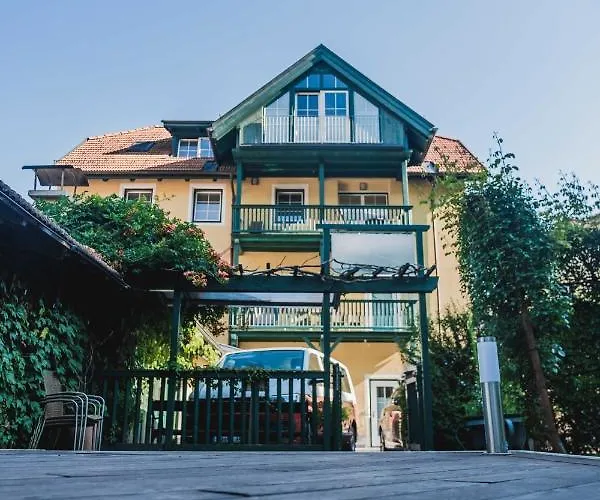 Апартаменти Riedz Innsbruck- Zentrales Apartmenthaus Mit Gruener Oase *