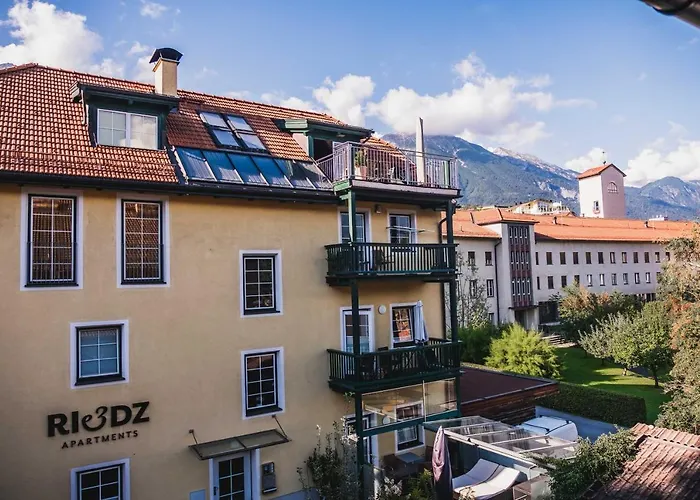 Апартаменти Riedz Innsbruck- Zentrales Apartmenthaus Mit Gruener Oase *