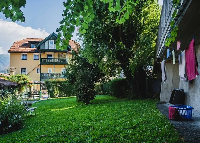 Апартаменти Riedz Innsbruck- Zentrales Apartmenthaus Mit Gruener Oase