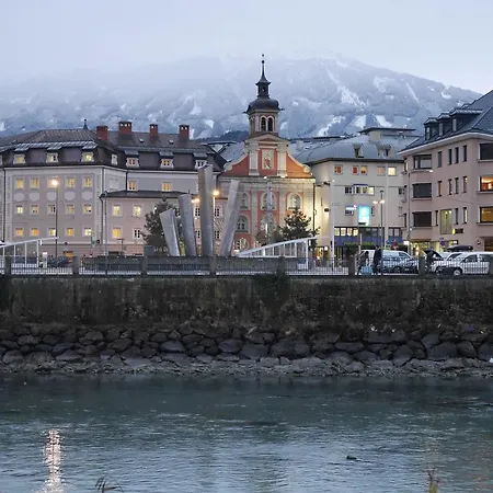 アパート Riedz Innsbruck- Zentrales Apartmenthaus Mit Gruener Oase インスブルック